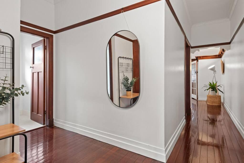 Art Deco In Ascot! ~ 2 Bed / 1 Bath / 1 Car Apartment Бризбейн Екстериор снимка
